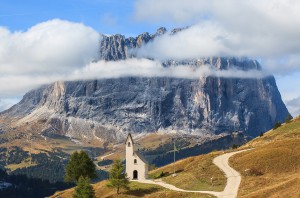 Kirchlein der Alpini mit Langkofel im Hintergrund